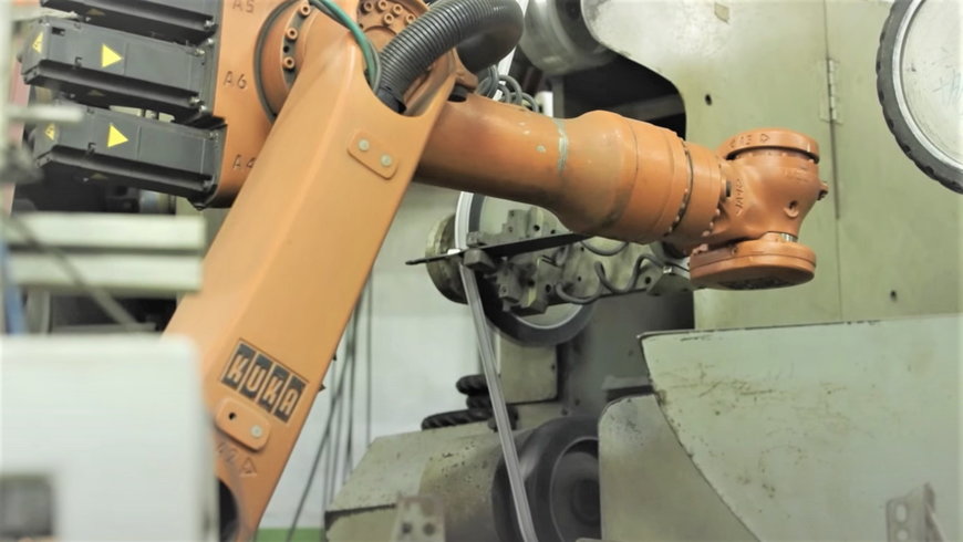 KUKA Roboter verpassen Küchenmessern den richtigen Schliff